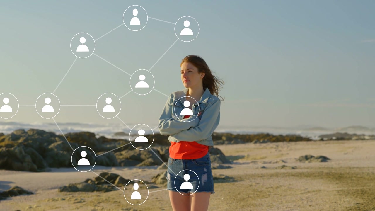 Mujer de pie en la playa, nodos de usuario animados apareciendo y expandiéndose a su alrededor, mostrando el crecimiento del marketing.