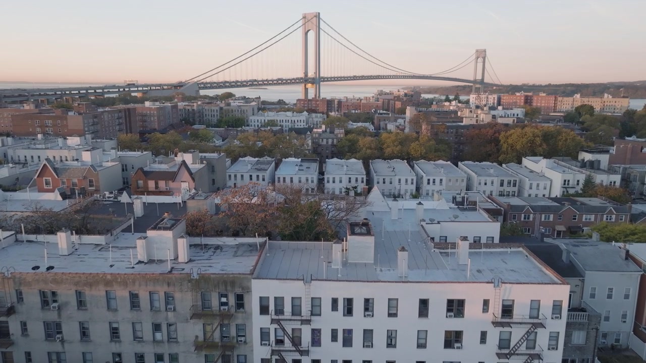 Veduta aerea di Bay Ridge, Brooklyn in una mattina d'autunno. Scattata con il Ponte di Verrazano-Narrows sullo sfondo