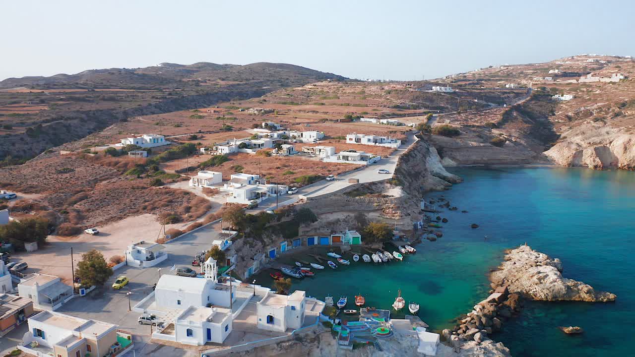 volar sobre la bahía del pueblo de mandrakia en la isla de milos, toma escénica de drones del destino griego