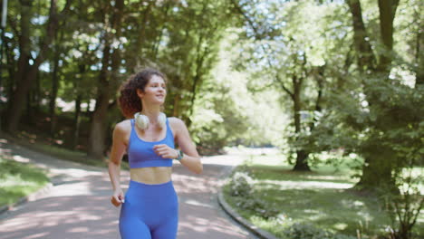 mujer corriendo en un parque