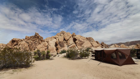 Camping-Con-Tienda-De-Campaña-En-El-Parque-Nacional-Joshua-Tree-Frente-A-Una-Montaña-De-Rocas-En-California