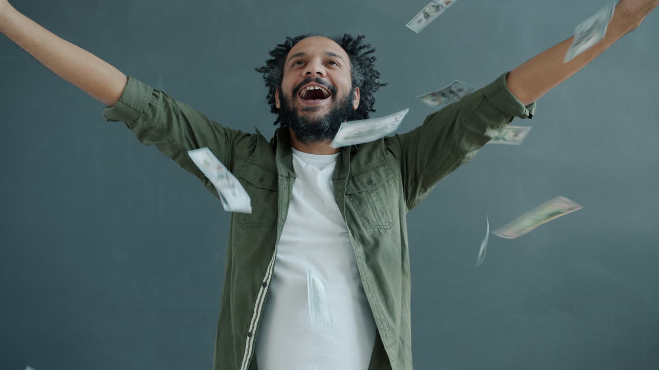 Un uomo felice che celebra il successo