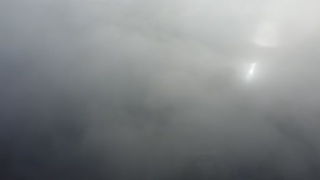 Unheimliche-Wolken-über-Einer-Landstraße,-Umgeben-Von-Einem-Blendenden-Nebel