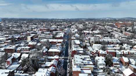 Vista-Aérea-De-Un-Paisaje-Urbano-Americano-Cubierto-De-Nieve-Con-Hileras-De-Casas-Y-Carreteras