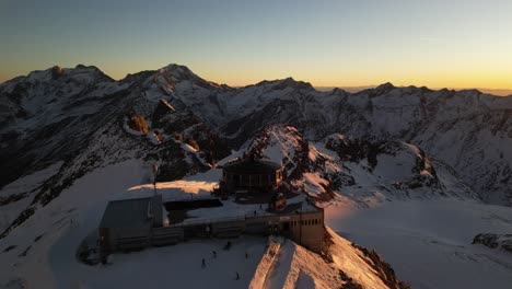 aéreo, amanecer en los alpes, montañas nevadas en invierno, cielo cálido, tarifa de mar