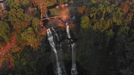 Vista-Por-Drones-De-La-Famosa-Cascada-Tad-Gneuang-En-Laos-Durante-La-Puesta-De-Sol,-Aérea