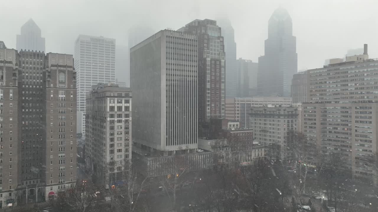 Horizonte invernal neblinoso de Filadelfia, Pensilvania, con edificios altos desvaneciéndose en la niebla, el paisaje urbano del centro cubierto de bruma, arquitectura urbana en una atmósfera estacional fría. Plano general