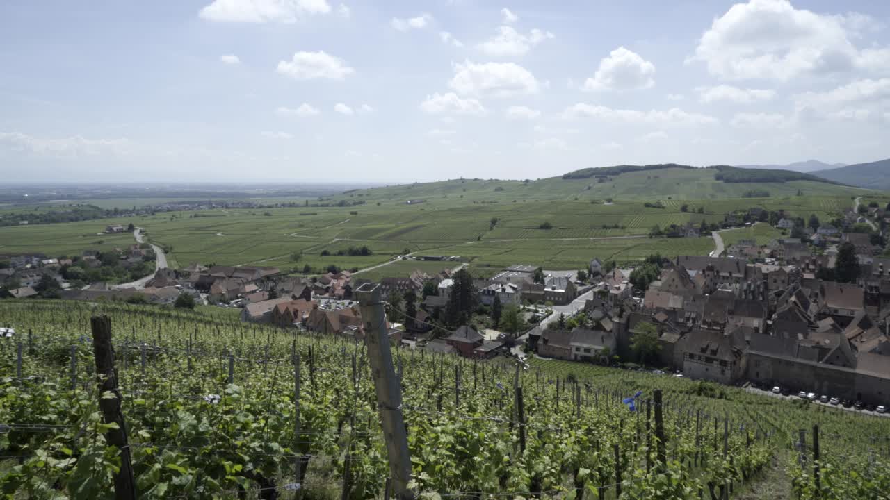 derecha panado temprano en la mañana pueblo riquewihr el pueblo rodeado de granjas de uvas colmar francia