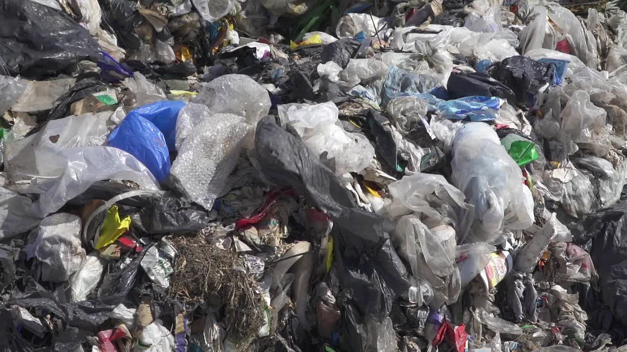 residuos plásticos en un vertedero