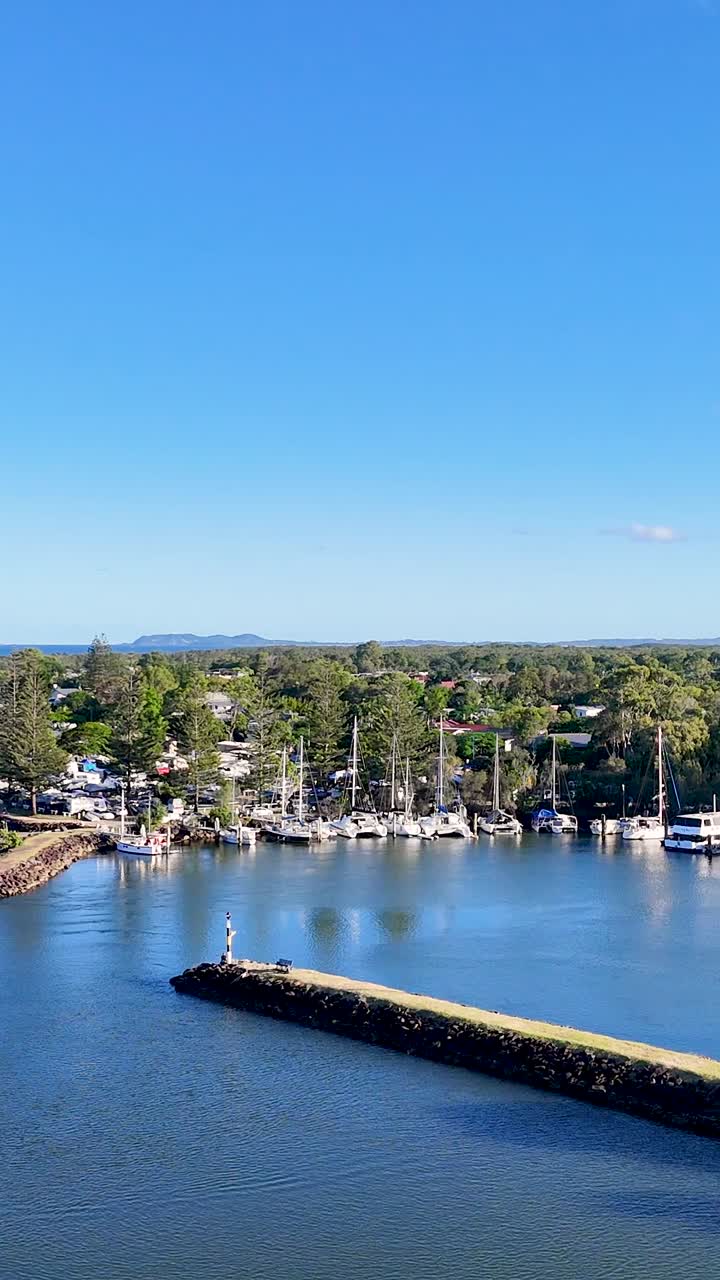 vista aérea panorámica de la marina y el río