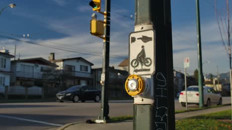 Fahrradüberquerungstaster-An-Der-Kreuzung