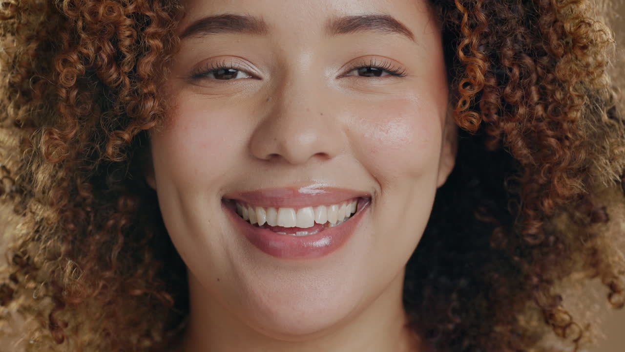 Rosto, sorriso e cuidados com a pele para mulher feliz em estúdio