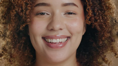 rostro, sonrisa y cuidado de la piel para una mujer feliz en el estudio