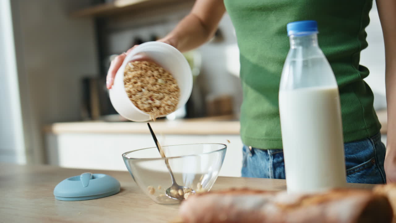 mujer preparando el desayuno
