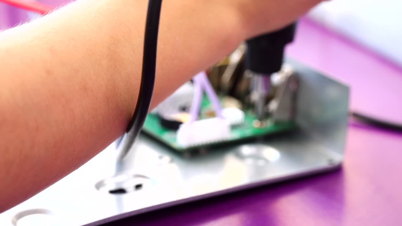 엔지니어들은 메인보드를 차체에 고정시 ⁇ 니다.