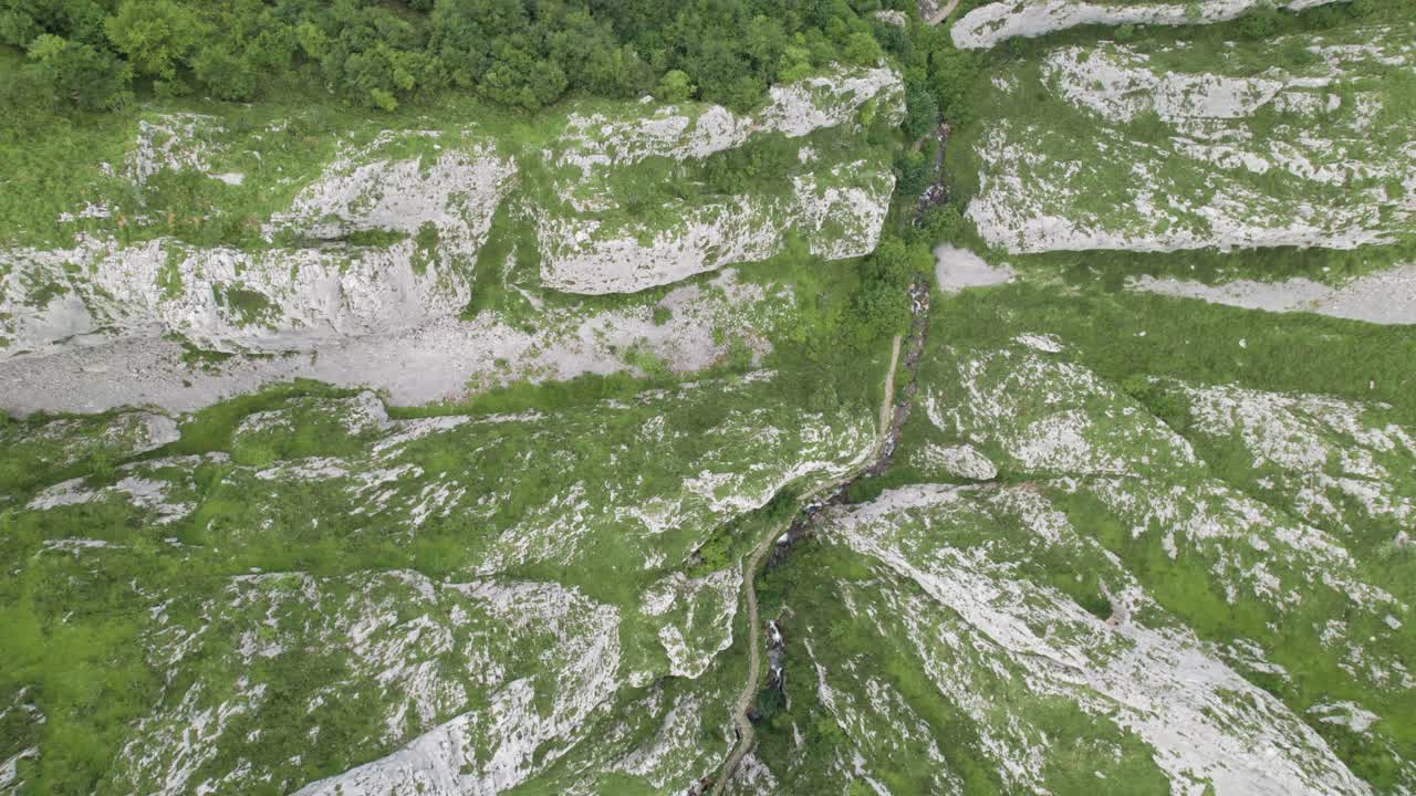 ruta foces del pino en zona verde montañosa de asturias, paraíso natural de españa