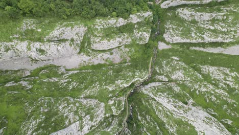 Foces-del-pino-route-in-green-mountainous-area-of-Asturias,-natural-paradise-of-Spain