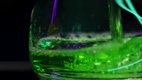 cóctel verde neón