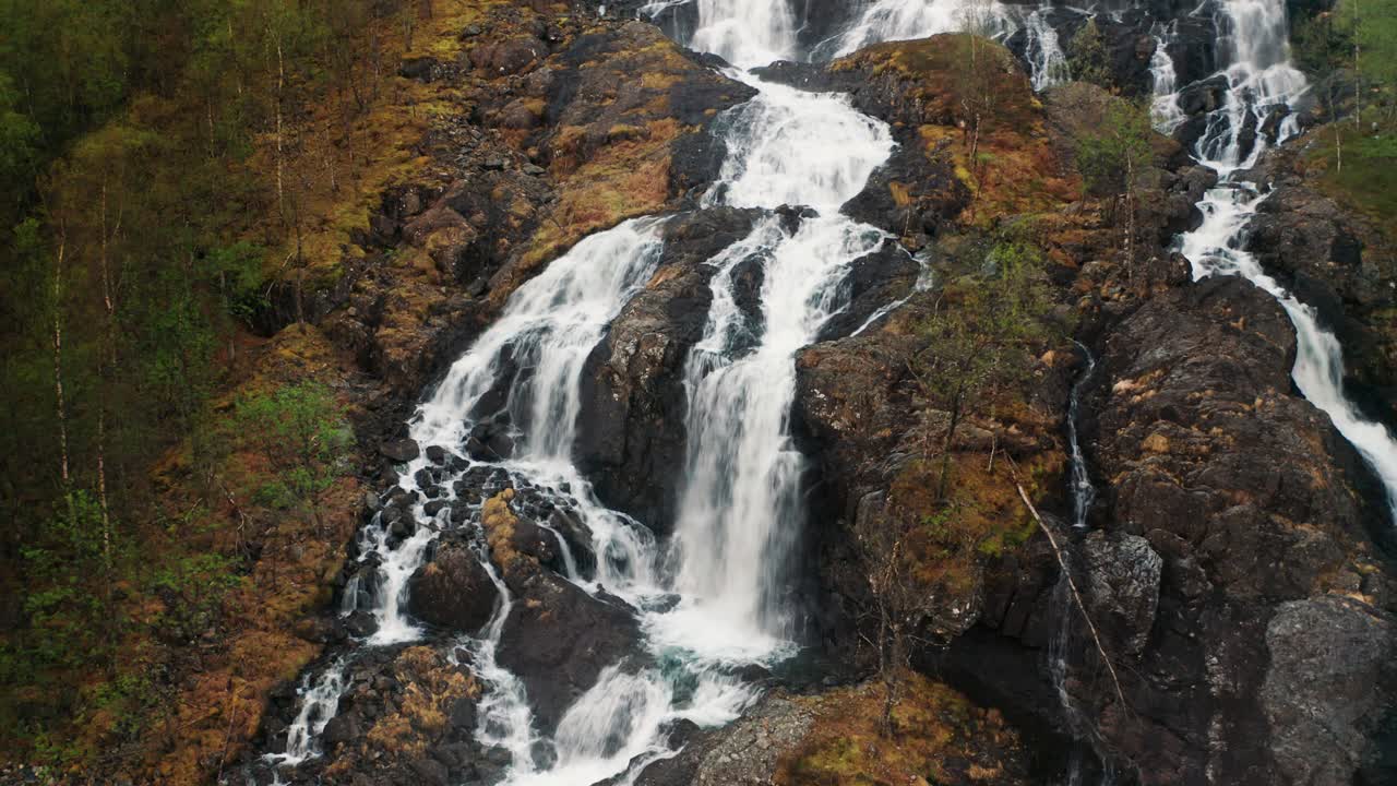 una hermosa cascada en el valle brattlandsdalen, noruega