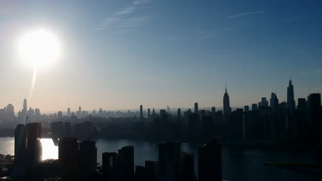 Silhouetten-Auf-Stadtlandschaft-Gegen-Helles-Sonnenlicht-Am-Himmel-Während-Des-Sonnenuntergangs-In-Hunters-Point,-Long-Island,-New-York-City