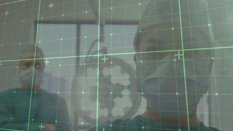 animación del procesamiento de datos sobre cirujanos caucásicos masculinos y femeninos con máscaras faciales