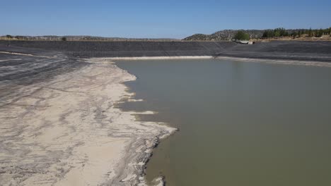 presa de un lago artificial