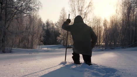 Polarforscher,-Der-Im-Schnee-Im-Schönen-Winterhintergrund-Spaziert