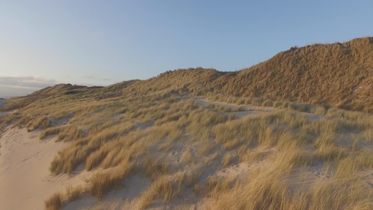 공중: 일몰 동안 블리싱겐과 디후크 사이의 해변