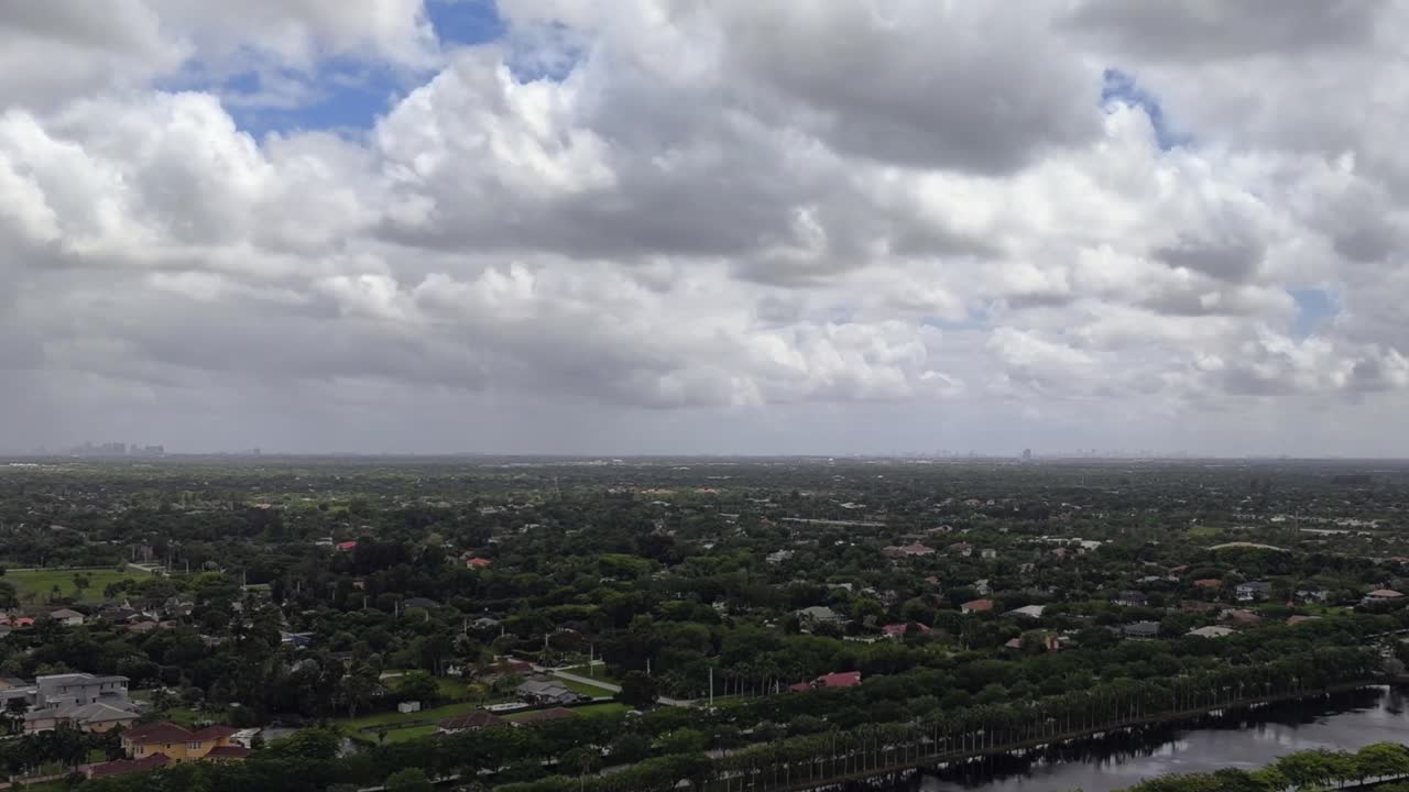 un lapso de tiempo aéreo sobre un largo lago en florida en un día nublado y ventoso