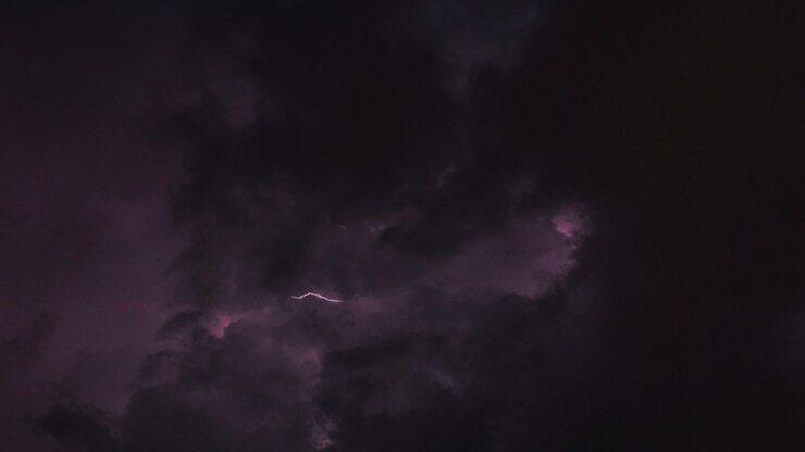 Timelapse di temporale durante una notte buia - tempo buio e spaventoso con nuvole e fulmini.
