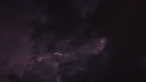 Gewitterzeitraffer-Während-Einer-Dunklen-Nacht---Dunkles-Gruselwetter-Mit-Blitzwolken