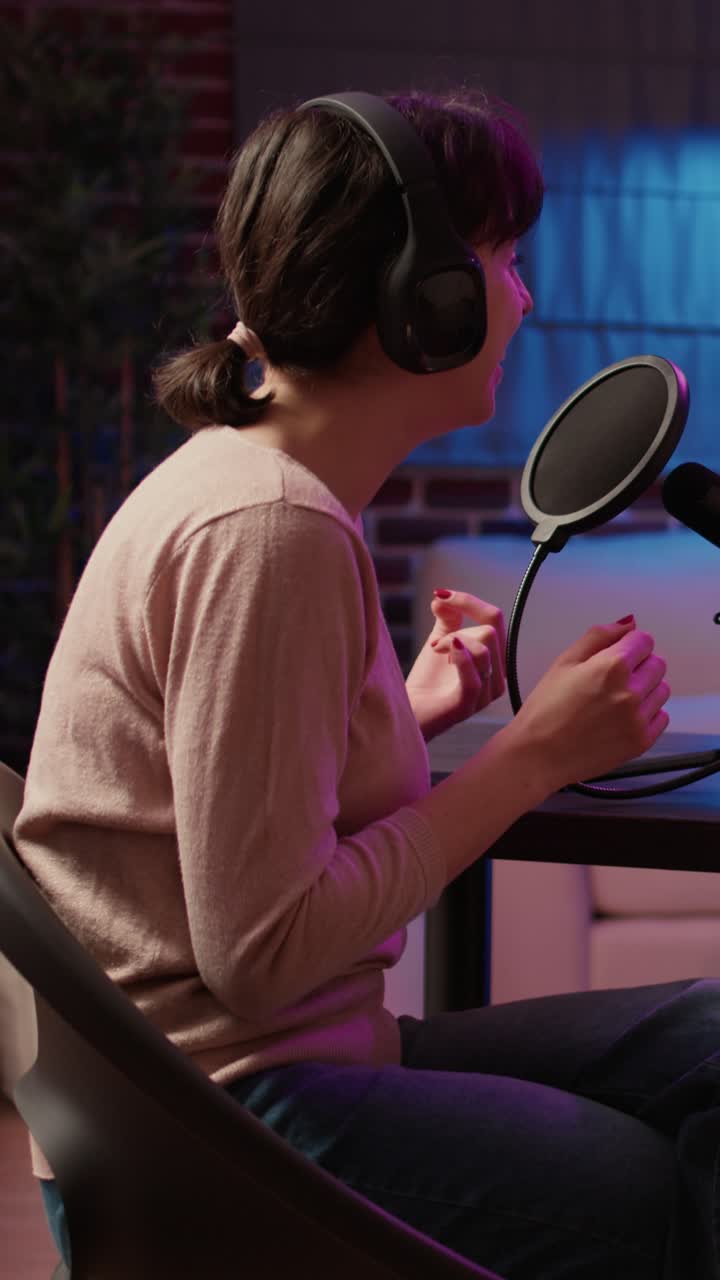 Donna che registra un podcast in uno studio