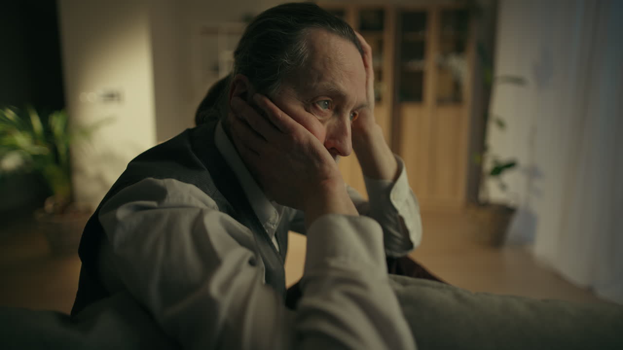 Close-up de um Homem Idoso Triste Sentado Pensativo em Casa