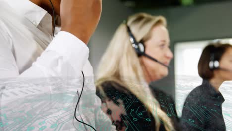 animación de la red de conexiones sobre los trabajadores de oficina que usan auriculares