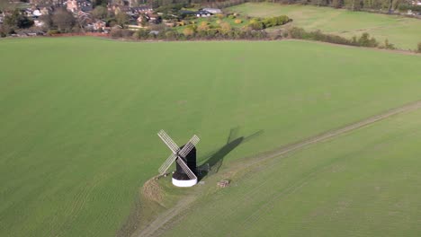 Vista-Aérea-En-órbita,-Punto-De-Referencia-Del-Molino-De-Viento-Pitstone-En-Lo-Alto-Del-Idílico-Campo-Agrícola-Rural-De-Buckinghamshire-Al-Amanecer.