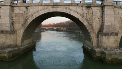 Volando-bajo-el-puente-de-San-Angelo