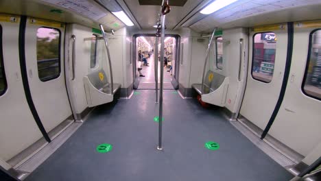 una toma amplia dentro de un vagón de metro-1