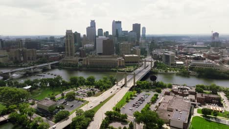 Drone-Aéreo-Empujado-Sobre-El-Río-Mississippi-Mostrando-El-Horizonte-Del-Centro-De-Minneapolis-En-Minnesota