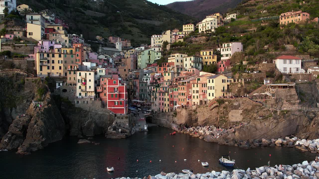 그림 같은 리오마조레(riomaggiore), 친퀘 테레(cinque terre), 이탈리아 일몰의 공중 전망
