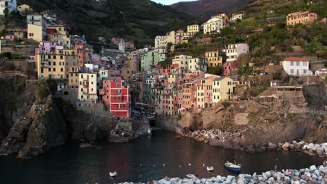 Vista-Aérea-Del-Pintoresco-Riomaggiore,-Cinque-Terre,-Italia-Al-Atardecer