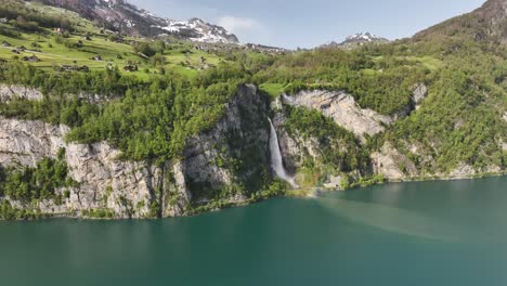 Vista-Panorámica-De-Las-Hermosas-Cataratas-Seerenbach-Amden-Betis-Walensee-Suiza