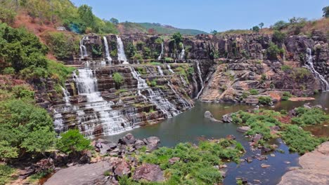 este vídeo captura la belleza escénica de la cascada de pongour en vietnam