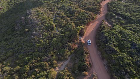 Vehículo-Que-Circula-Por-Caminos-Rurales-En-La-Zona-Del-Río-Margaret,-Australia-Occidental