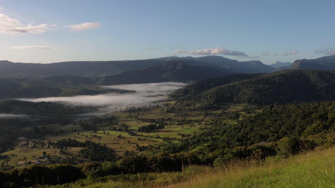 해가 뜨면 로신스 전망대에서 넓은 전망, 누민바 계곡, 골드 코스트 내륙