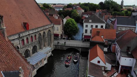 nagranie z drona miasta brugge w pracowity letni dzień