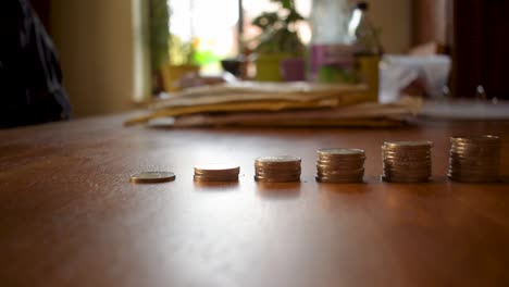toma en movimiento de algunas monedas apiladas