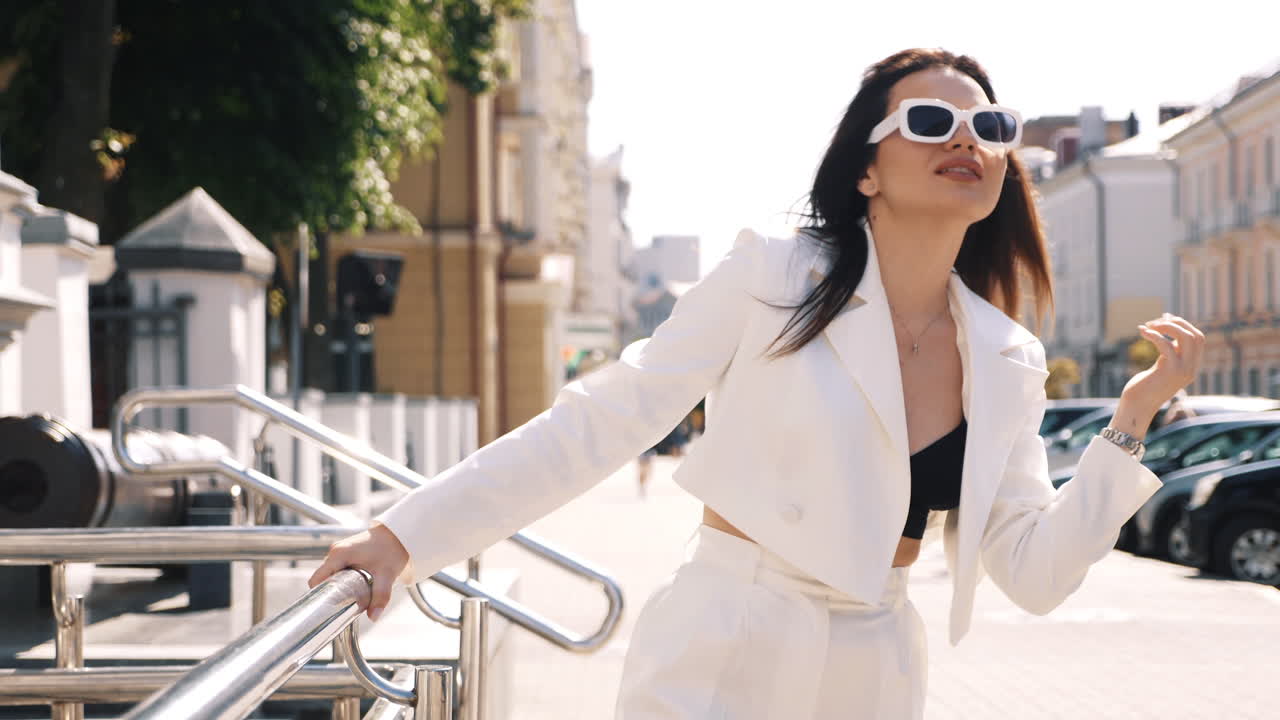 mujer elegante en un traje blanco