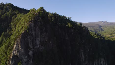 Video-Aéreo-De-Un-Dron-Que-Viaja-A-Través-De-Una-Colina-Que-Revela-Una-Montaña