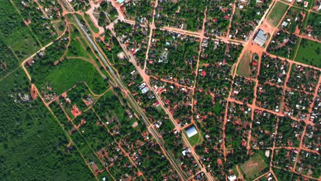 Una-Fascinante-Toma-Desde-Lo-Alto-De-Un-Dron-Captura-El-Carmen-Rivero-Torres-En-El-Pantanal-Boliviano,-Mostrando-Exuberantes-Bosques-Verdes-Y-Un-Horizonte