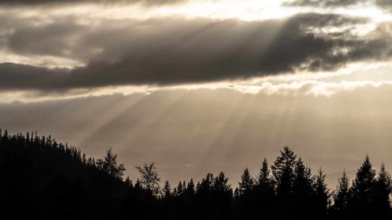 густые сероватые облака закрывают небо, но лучи солнца пробиваются сквозь них.